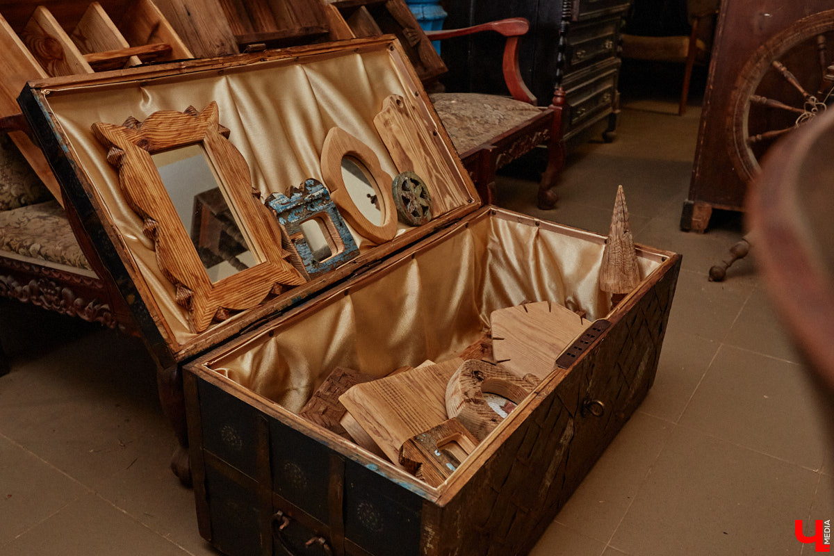 Реставраторы и мастера из местной артели оживляют деревянный раритет с 2023 года. Причем они не только возвращают ему прежний вид и утерянные функции, но также собирают из осколков прошлого, например частей заборов или наличников, авторские изделия. «Ключ-Медиа» навестил их обитель с массой интересных вещиц, сохранивших дух времени.