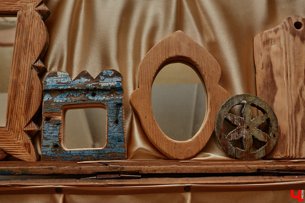 Реставраторы и мастера из местной артели оживляют деревянный раритет с 2023 года. Причем они не только возвращают ему прежний вид и утерянные функции, но также собирают из осколков прошлого, например частей заборов или наличников, авторские изделия. «Ключ-Медиа» навестил их обитель с массой интересных вещиц, сохранивших дух времени.