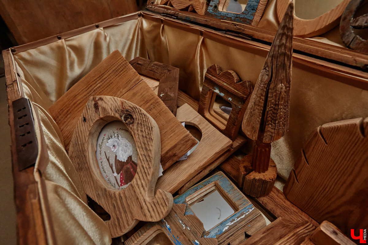 Реставраторы и мастера из местной артели оживляют деревянный раритет с 2023 года. Причем они не только возвращают ему прежний вид и утерянные функции, но также собирают из осколков прошлого, например частей заборов или наличников, авторские изделия. «Ключ-Медиа» навестил их обитель с массой интересных вещиц, сохранивших дух времени.