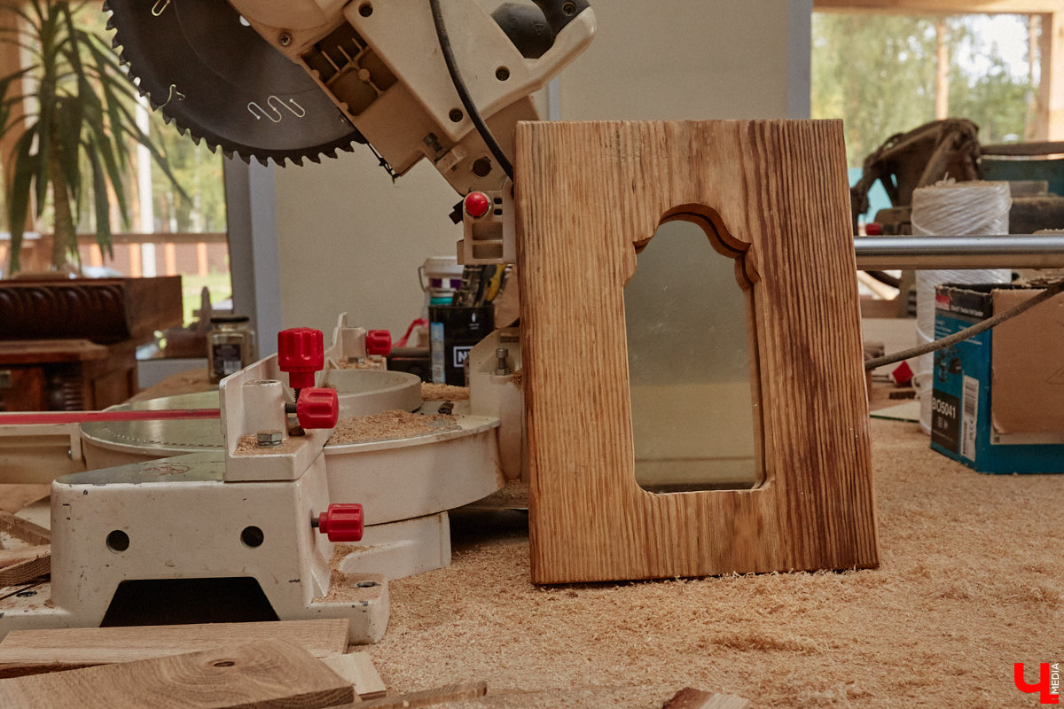 Реставраторы и мастера из местной артели оживляют деревянный раритет с 2023 года. Причем они не только возвращают ему прежний вид и утерянные функции, но также собирают из осколков прошлого, например частей заборов или наличников, авторские изделия. «Ключ-Медиа» навестил их обитель с массой интересных вещиц, сохранивших дух времени.