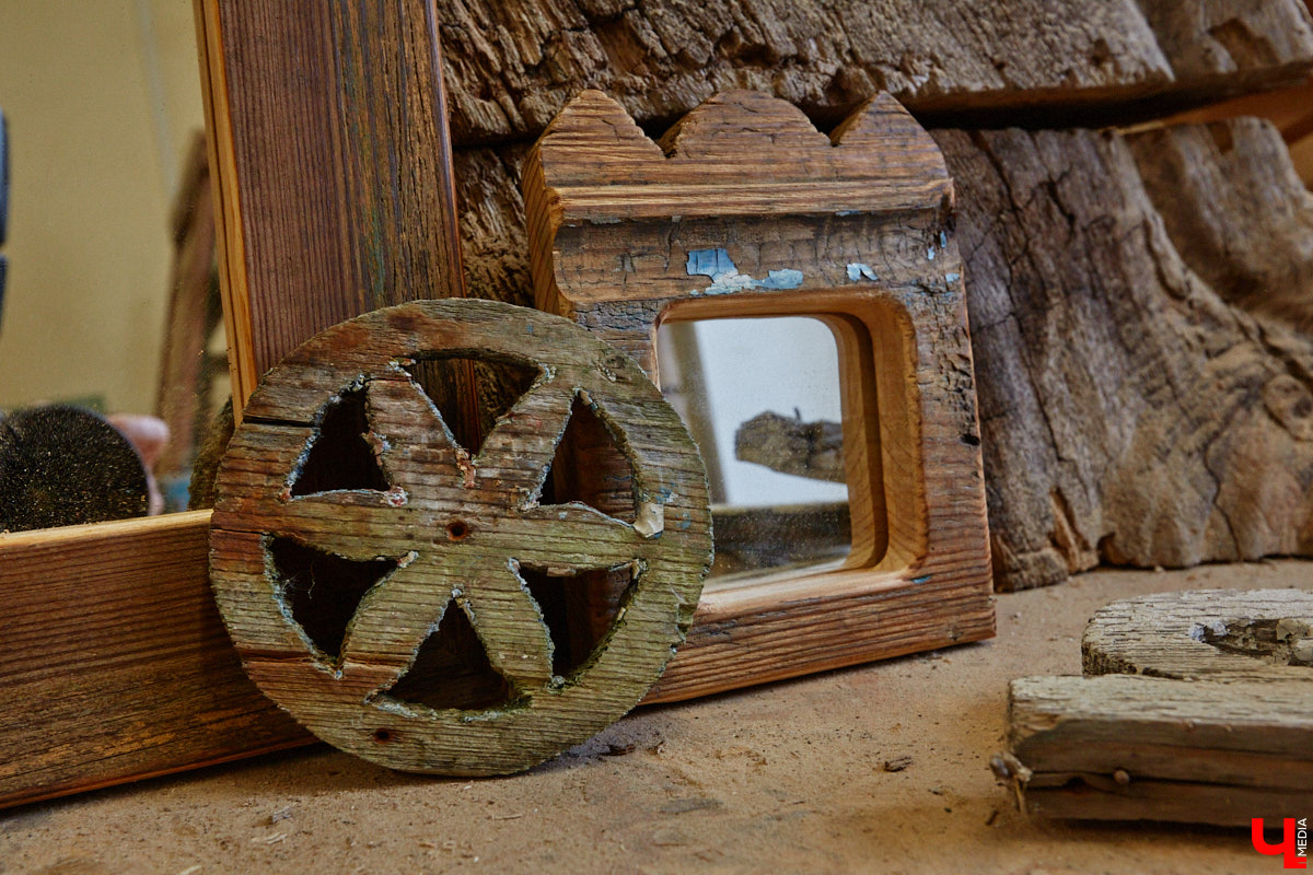 Реставраторы и мастера из местной артели оживляют деревянный раритет с 2023 года. Причем они не только возвращают ему прежний вид и утерянные функции, но также собирают из осколков прошлого, например частей заборов или наличников, авторские изделия. «Ключ-Медиа» навестил их обитель с массой интересных вещиц, сохранивших дух времени.