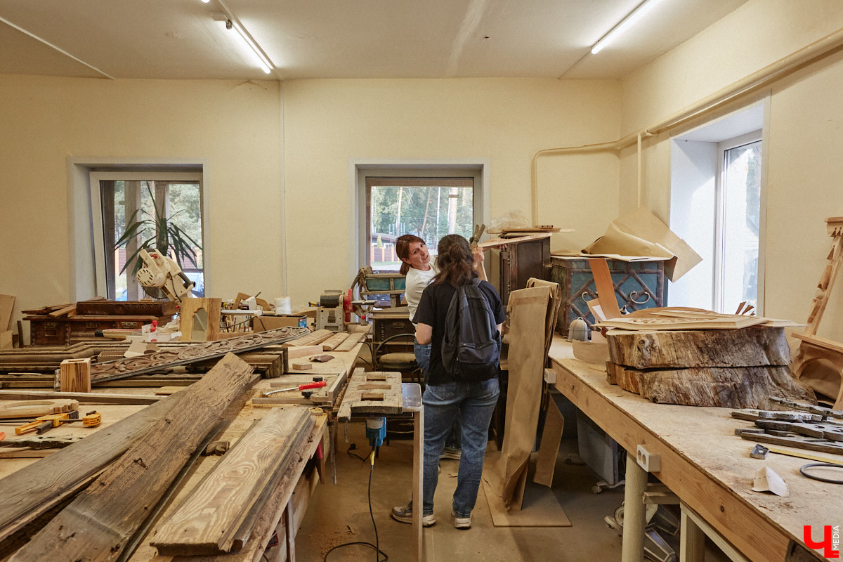 Реставраторы и мастера из местной артели оживляют деревянный раритет с 2023 года. Причем они не только возвращают ему прежний вид и утерянные функции, но также собирают из осколков прошлого, например частей заборов или наличников, авторские изделия. «Ключ-Медиа» навестил их обитель с массой интересных вещиц, сохранивших дух времени.