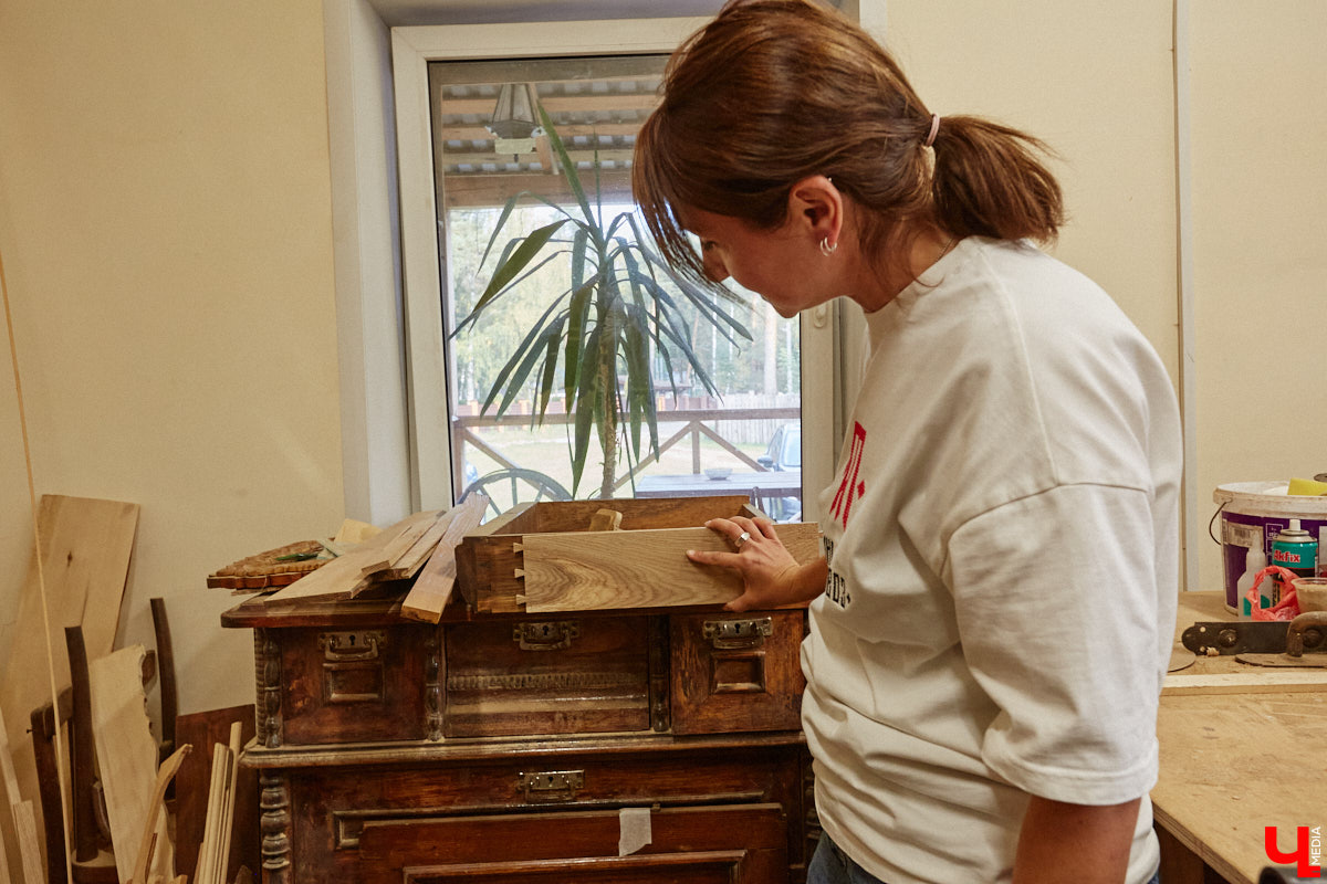 Реставраторы и мастера из местной артели оживляют деревянный раритет с 2023 года. Причем они не только возвращают ему прежний вид и утерянные функции, но также собирают из осколков прошлого, например частей заборов или наличников, авторские изделия. «Ключ-Медиа» навестил их обитель с массой интересных вещиц, сохранивших дух времени.