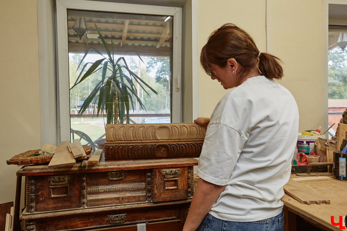 Реставраторы и мастера из местной артели оживляют деревянный раритет с 2023 года. Причем они не только возвращают ему прежний вид и утерянные функции, но также собирают из осколков прошлого, например частей заборов или наличников, авторские изделия. «Ключ-Медиа» навестил их обитель с массой интересных вещиц, сохранивших дух времени.
