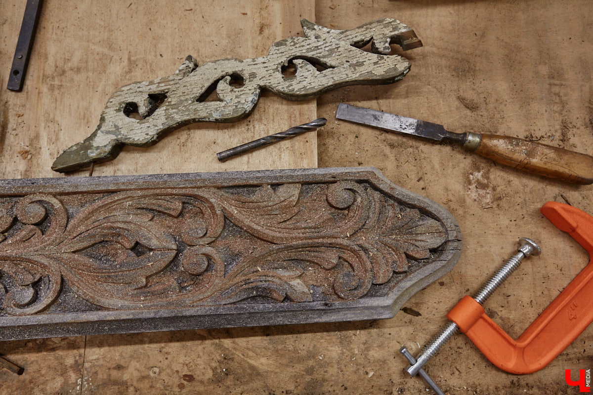 Реставраторы и мастера из местной артели оживляют деревянный раритет с 2023 года. Причем они не только возвращают ему прежний вид и утерянные функции, но также собирают из осколков прошлого, например частей заборов или наличников, авторские изделия. «Ключ-Медиа» навестил их обитель с массой интересных вещиц, сохранивших дух времени.