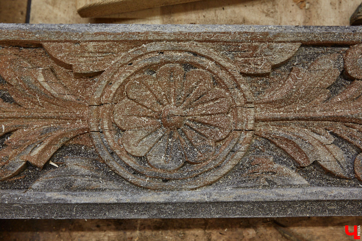 Реставраторы и мастера из местной артели оживляют деревянный раритет с 2023 года. Причем они не только возвращают ему прежний вид и утерянные функции, но также собирают из осколков прошлого, например частей заборов или наличников, авторские изделия. «Ключ-Медиа» навестил их обитель с массой интересных вещиц, сохранивших дух времени.