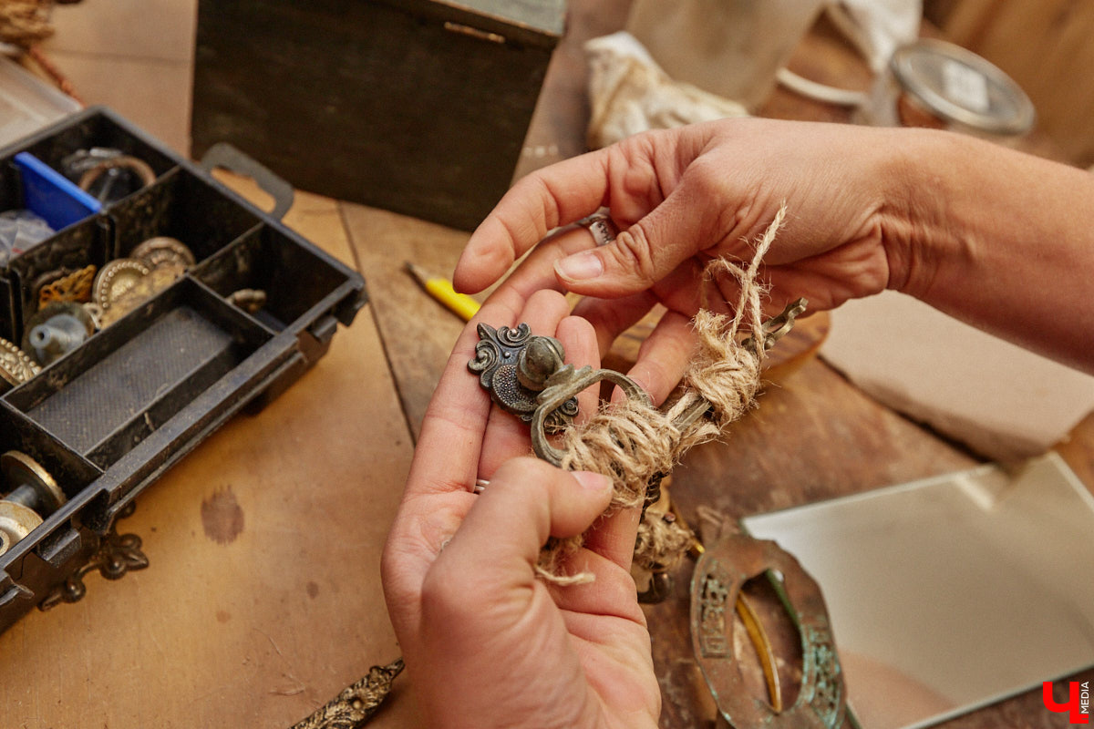 Реставраторы и мастера из местной артели оживляют деревянный раритет с 2023 года. Причем они не только возвращают ему прежний вид и утерянные функции, но также собирают из осколков прошлого, например частей заборов или наличников, авторские изделия. «Ключ-Медиа» навестил их обитель с массой интересных вещиц, сохранивших дух времени.