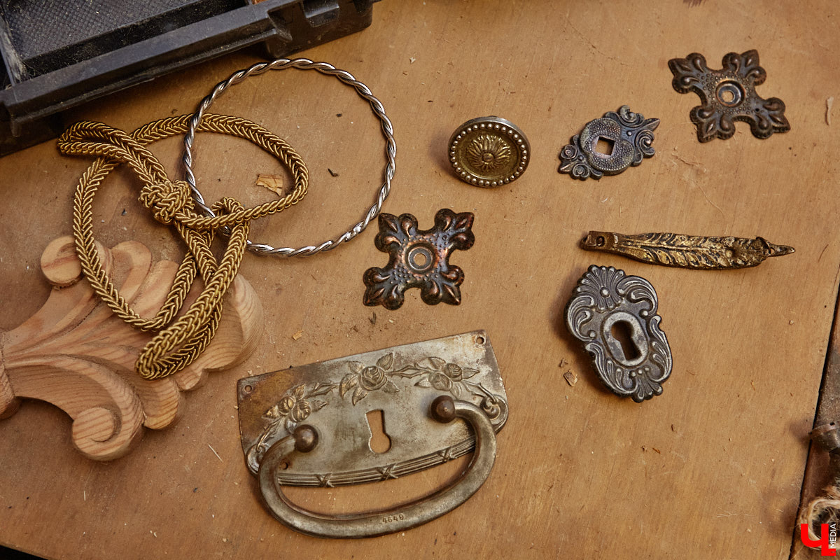 Реставраторы и мастера из местной артели оживляют деревянный раритет с 2023 года. Причем они не только возвращают ему прежний вид и утерянные функции, но также собирают из осколков прошлого, например частей заборов или наличников, авторские изделия. «Ключ-Медиа» навестил их обитель с массой интересных вещиц, сохранивших дух времени.