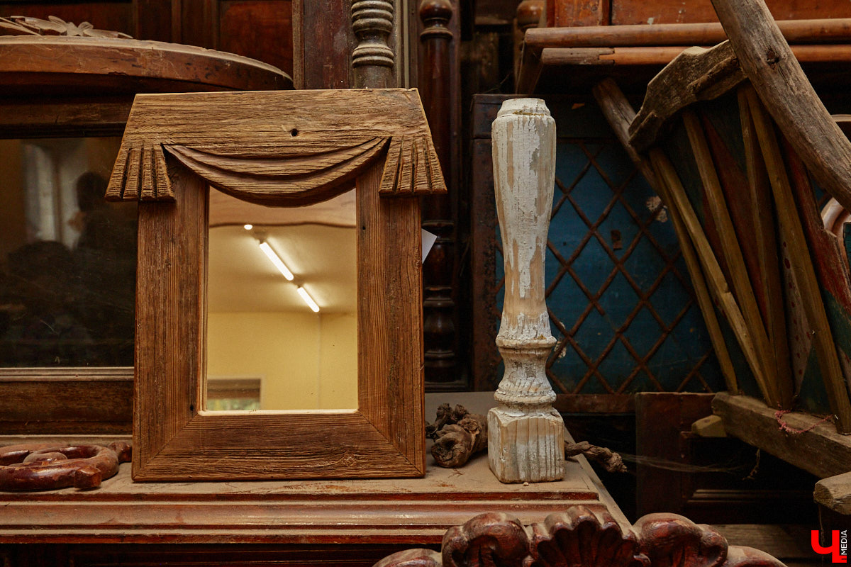 Реставраторы и мастера из местной артели оживляют деревянный раритет с 2023 года. Причем они не только возвращают ему прежний вид и утерянные функции, но также собирают из осколков прошлого, например частей заборов или наличников, авторские изделия. «Ключ-Медиа» навестил их обитель с массой интересных вещиц, сохранивших дух времени.