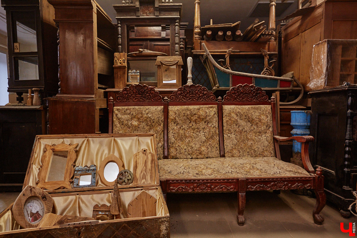 Реставраторы и мастера из местной артели оживляют деревянный раритет с 2023 года. Причем они не только возвращают ему прежний вид и утерянные функции, но также собирают из осколков прошлого, например частей заборов или наличников, авторские изделия. «Ключ-Медиа» навестил их обитель с массой интересных вещиц, сохранивших дух времени.