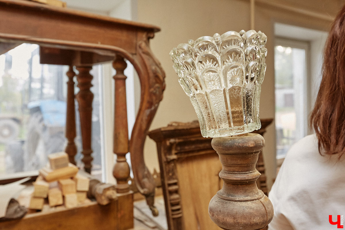 Реставраторы и мастера из местной артели оживляют деревянный раритет с 2023 года. Причем они не только возвращают ему прежний вид и утерянные функции, но также собирают из осколков прошлого, например частей заборов или наличников, авторские изделия. «Ключ-Медиа» навестил их обитель с массой интересных вещиц, сохранивших дух времени.