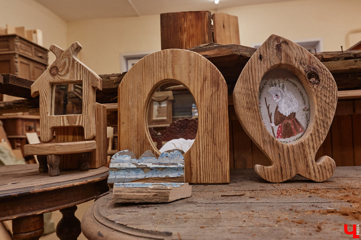 Реставраторы и мастера из местной артели оживляют деревянный раритет с 2023 года. Причем они не только возвращают ему прежний вид и утерянные функции, но также собирают из осколков прошлого, например частей заборов или наличников, авторские изделия. «Ключ-Медиа» навестил их обитель с массой интересных вещиц, сохранивших дух времени.