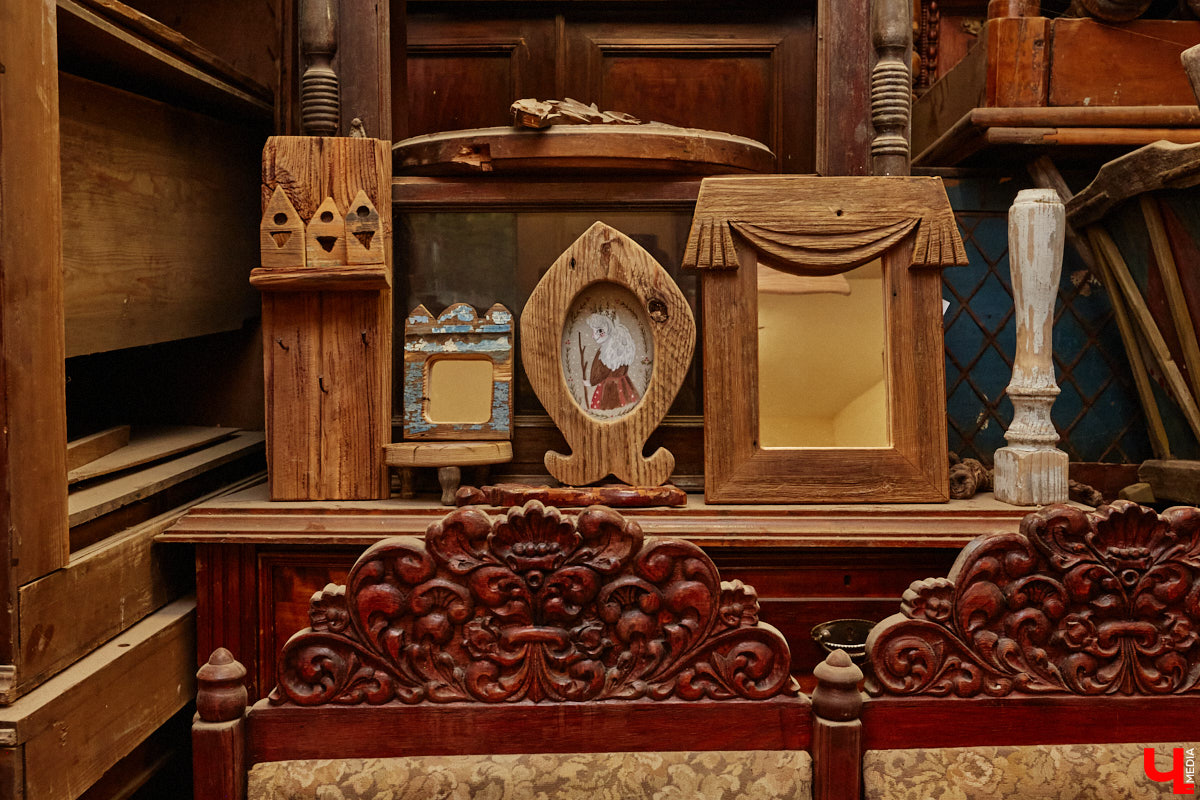 Реставраторы и мастера из местной артели оживляют деревянный раритет с 2023 года. Причем они не только возвращают ему прежний вид и утерянные функции, но также собирают из осколков прошлого, например частей заборов или наличников, авторские изделия. «Ключ-Медиа» навестил их обитель с массой интересных вещиц, сохранивших дух времени.