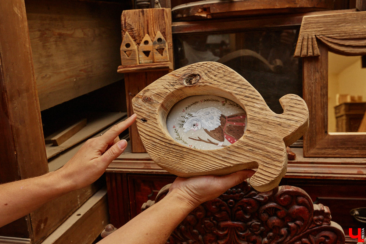 Реставраторы и мастера из местной артели оживляют деревянный раритет с 2023 года. Причем они не только возвращают ему прежний вид и утерянные функции, но также собирают из осколков прошлого, например частей заборов или наличников, авторские изделия. «Ключ-Медиа» навестил их обитель с массой интересных вещиц, сохранивших дух времени.