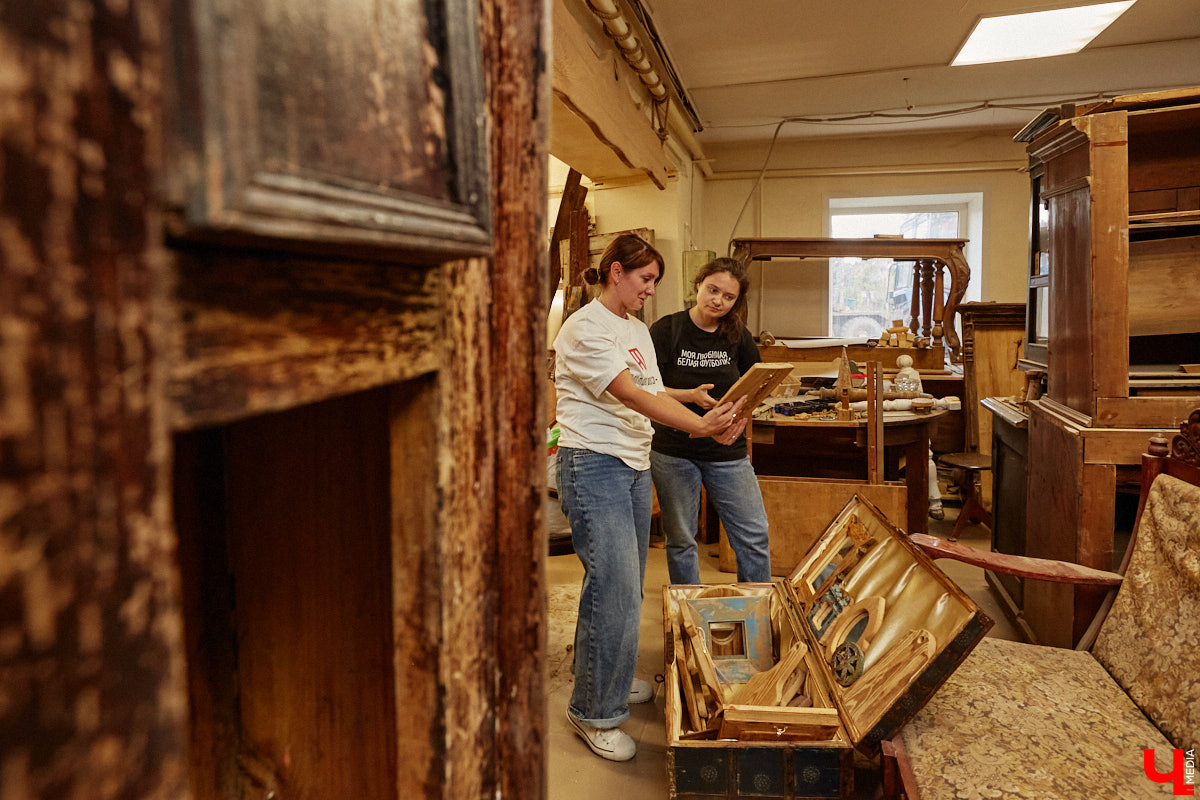 Реставраторы и мастера из местной артели оживляют деревянный раритет с 2023 года. Причем они не только возвращают ему прежний вид и утерянные функции, но также собирают из осколков прошлого, например частей заборов или наличников, авторские изделия. «Ключ-Медиа» навестил их обитель с массой интересных вещиц, сохранивших дух времени.