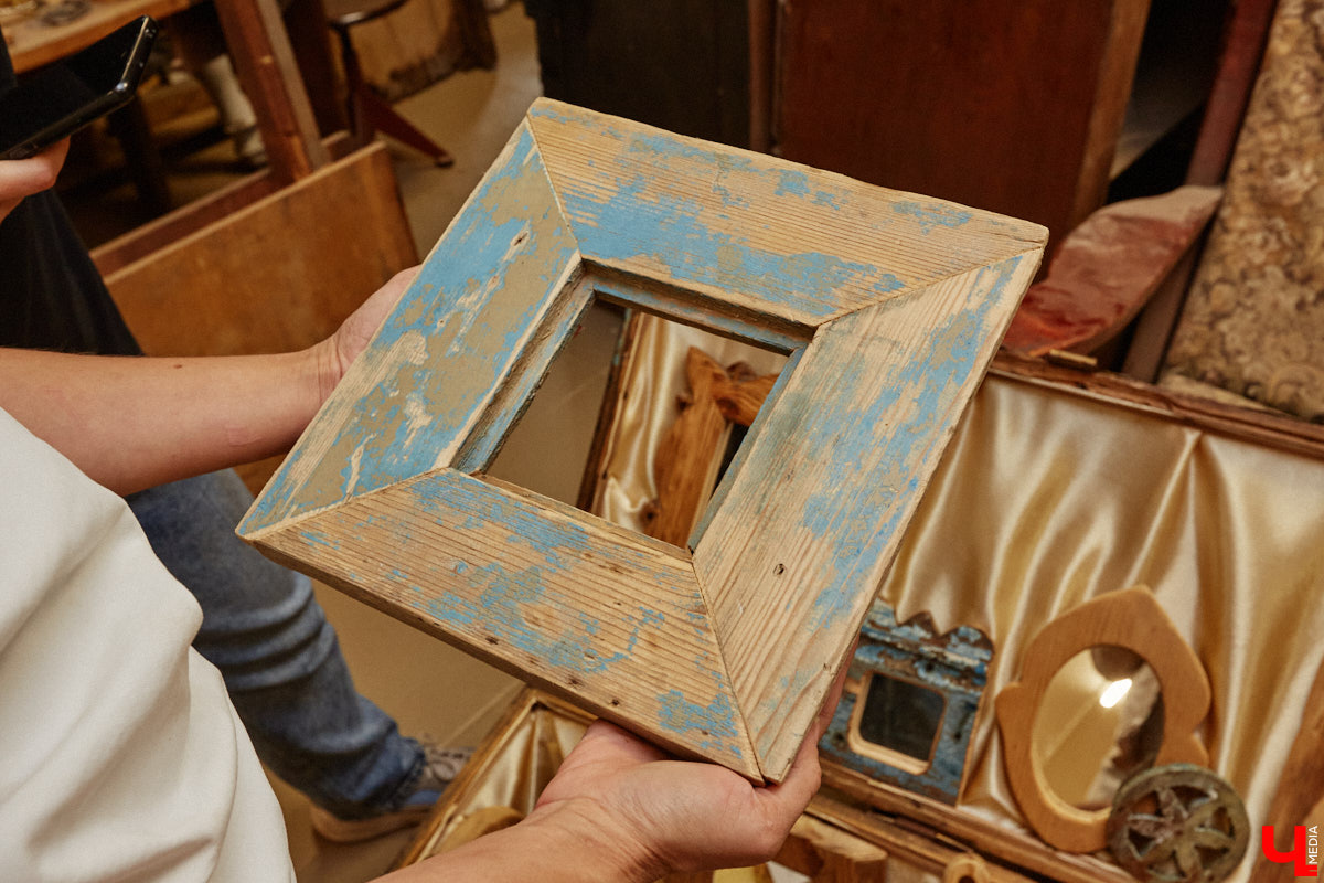 Реставраторы и мастера из местной артели оживляют деревянный раритет с 2023 года. Причем они не только возвращают ему прежний вид и утерянные функции, но также собирают из осколков прошлого, например частей заборов или наличников, авторские изделия. «Ключ-Медиа» навестил их обитель с массой интересных вещиц, сохранивших дух времени.