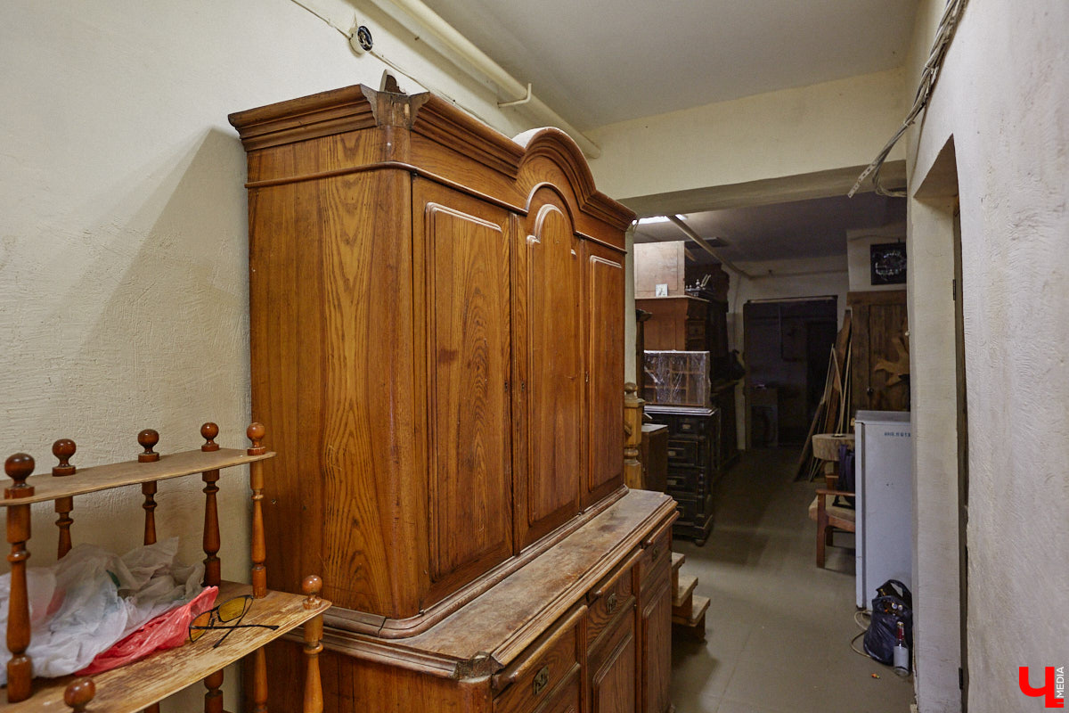 Реставраторы и мастера из местной артели оживляют деревянный раритет с 2023 года. Причем они не только возвращают ему прежний вид и утерянные функции, но также собирают из осколков прошлого, например частей заборов или наличников, авторские изделия. «Ключ-Медиа» навестил их обитель с массой интересных вещиц, сохранивших дух времени.