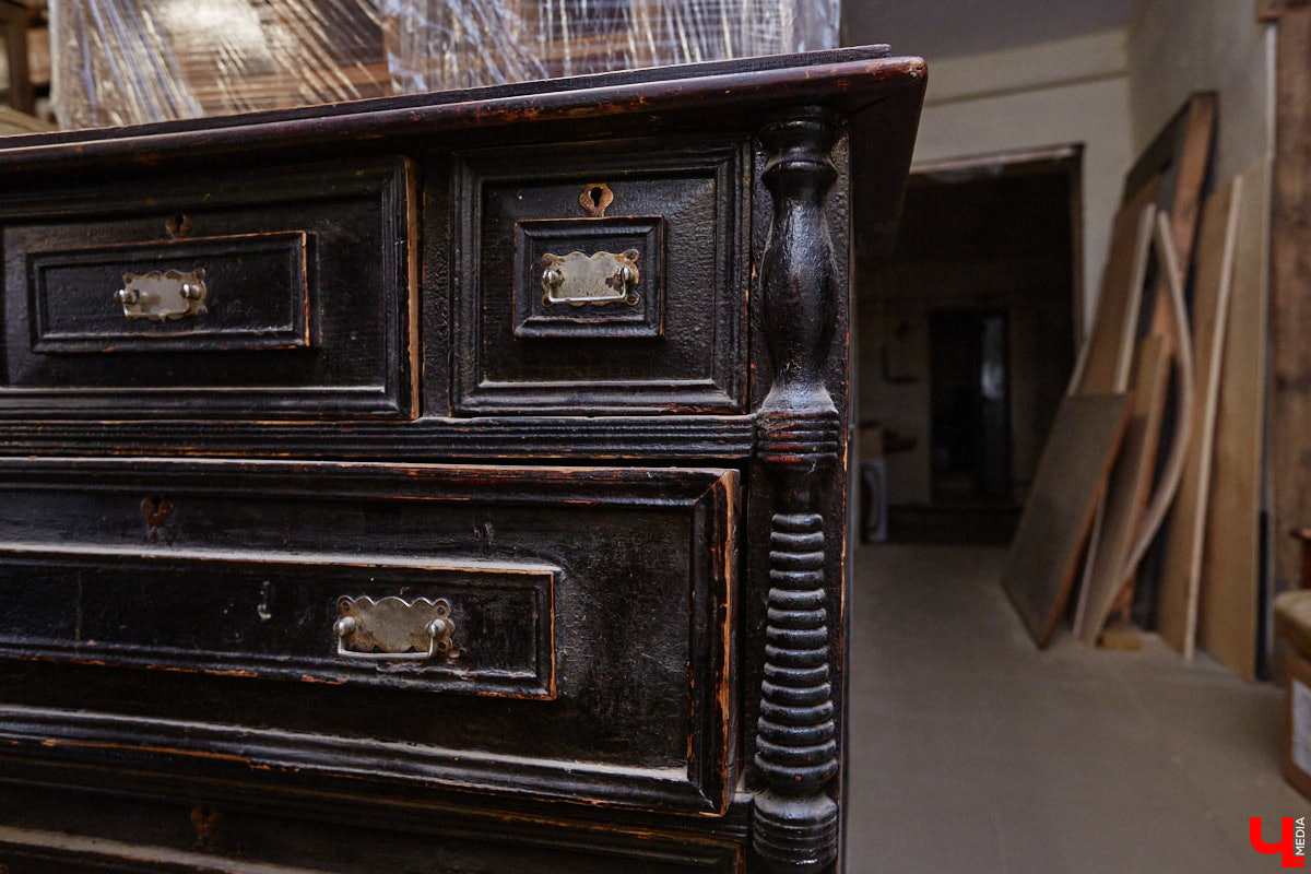 Реставраторы и мастера из местной артели оживляют деревянный раритет с 2023 года. Причем они не только возвращают ему прежний вид и утерянные функции, но также собирают из осколков прошлого, например частей заборов или наличников, авторские изделия. «Ключ-Медиа» навестил их обитель с массой интересных вещиц, сохранивших дух времени.