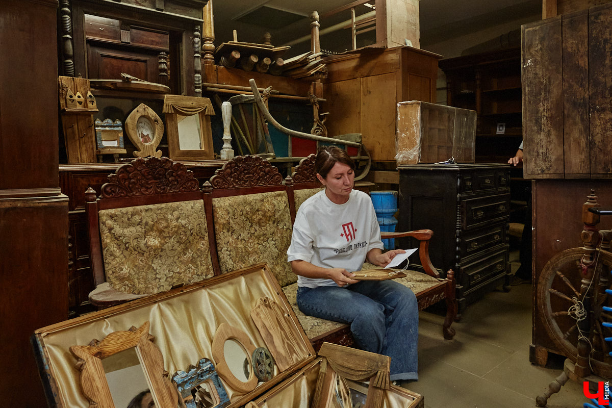 Реставраторы и мастера из местной артели оживляют деревянный раритет с 2023 года. Причем они не только возвращают ему прежний вид и утерянные функции, но также собирают из осколков прошлого, например частей заборов или наличников, авторские изделия. «Ключ-Медиа» навестил их обитель с массой интересных вещиц, сохранивших дух времени.