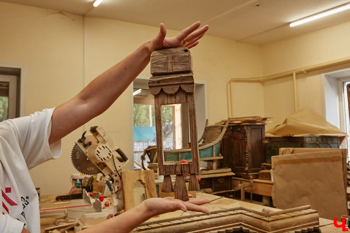 Реставраторы и мастера из местной артели оживляют деревянный раритет с 2023 года. Причем они не только возвращают ему прежний вид и утерянные функции, но также собирают из осколков прошлого, например частей заборов или наличников, авторские изделия. «Ключ-Медиа» навестил их обитель с массой интересных вещиц, сохранивших дух времени.