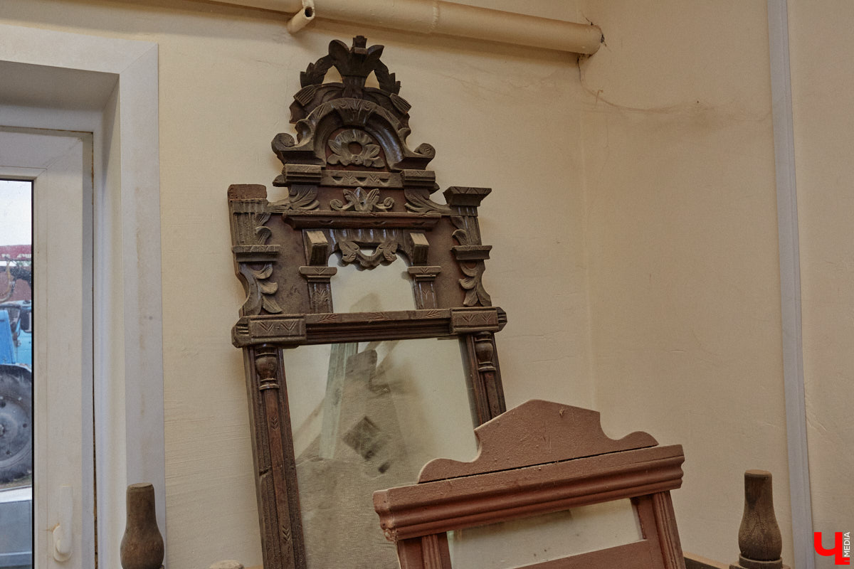 Реставраторы и мастера из местной артели оживляют деревянный раритет с 2023 года. Причем они не только возвращают ему прежний вид и утерянные функции, но также собирают из осколков прошлого, например частей заборов или наличников, авторские изделия. «Ключ-Медиа» навестил их обитель с массой интересных вещиц, сохранивших дух времени.
