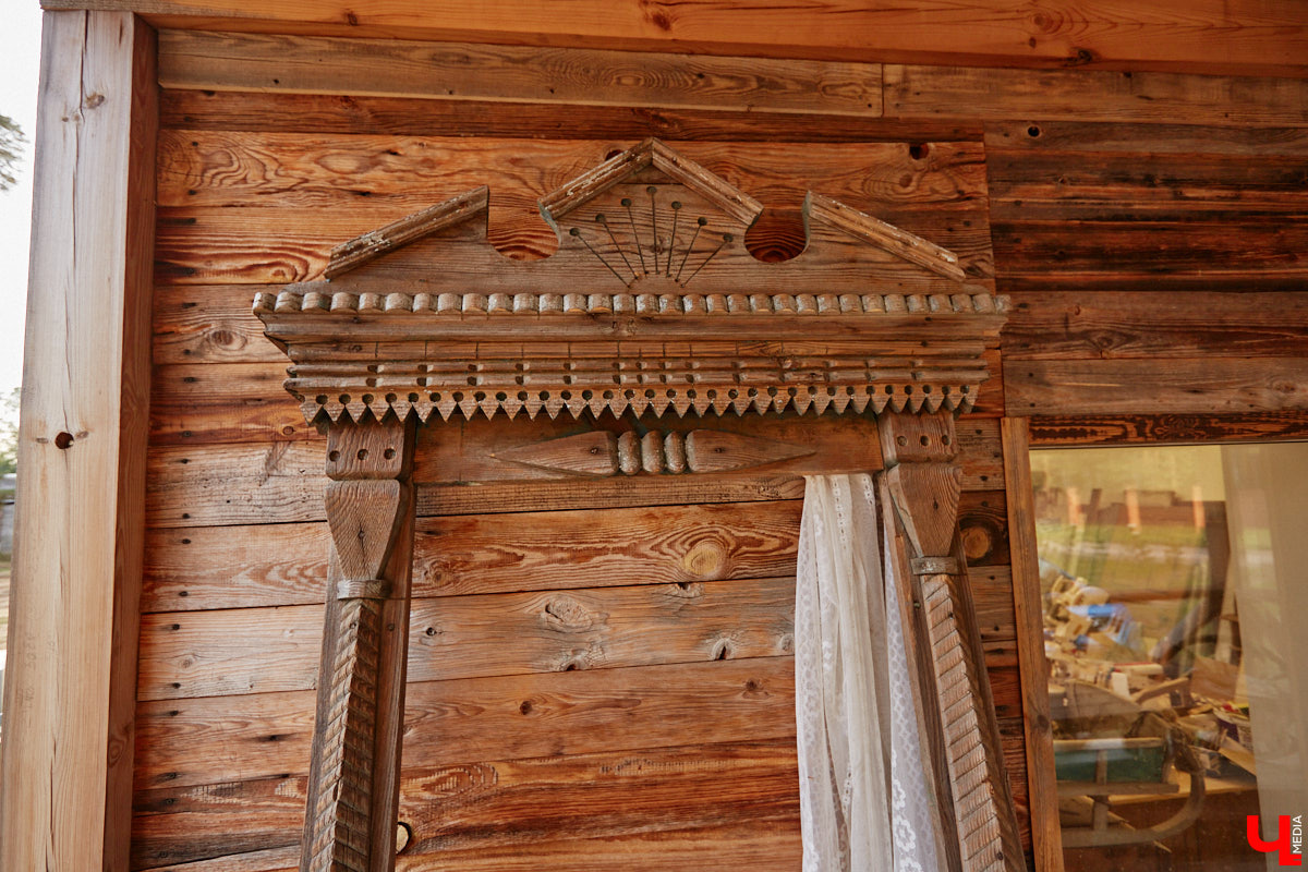 Реставраторы и мастера из местной артели оживляют деревянный раритет с 2023 года. Причем они не только возвращают ему прежний вид и утерянные функции, но также собирают из осколков прошлого, например частей заборов или наличников, авторские изделия. «Ключ-Медиа» навестил их обитель с массой интересных вещиц, сохранивших дух времени.