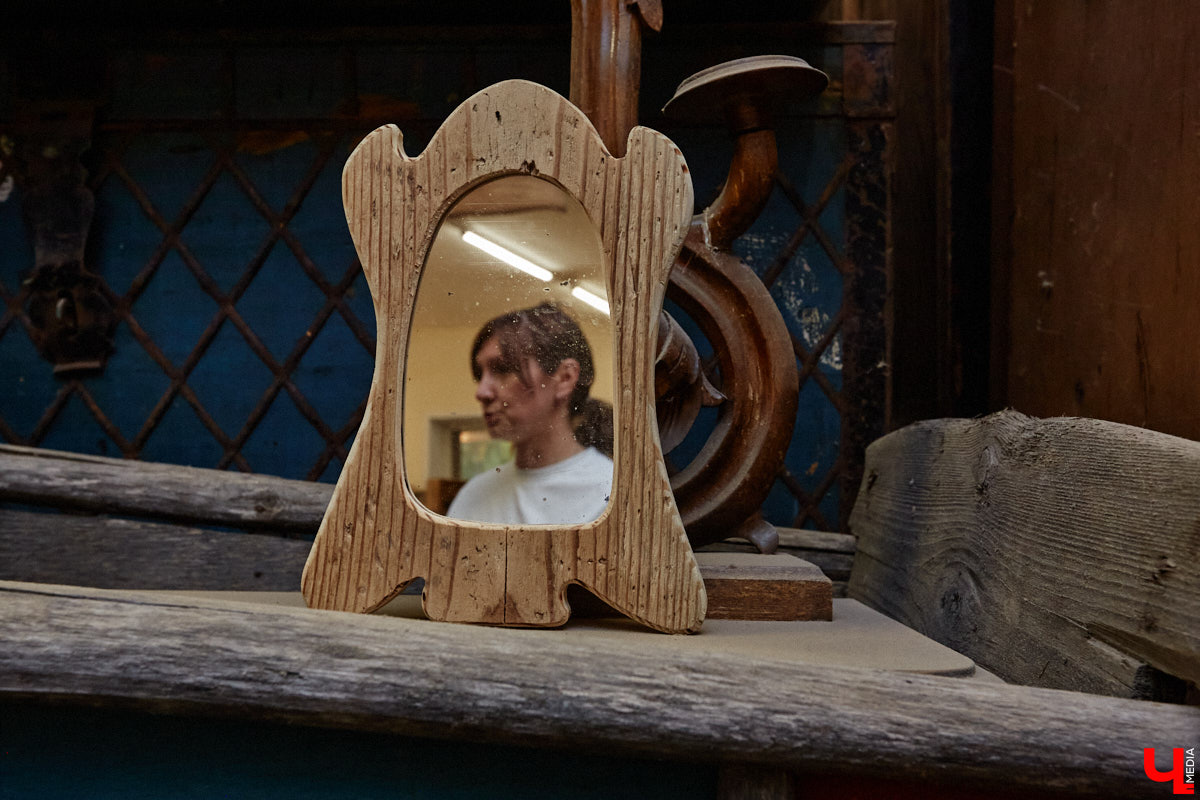 Реставраторы и мастера из местной артели оживляют деревянный раритет с 2023 года. Причем они не только возвращают ему прежний вид и утерянные функции, но также собирают из осколков прошлого, например частей заборов или наличников, авторские изделия. «Ключ-Медиа» навестил их обитель с массой интересных вещиц, сохранивших дух времени.