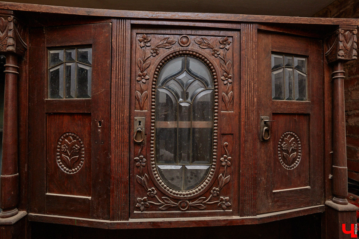 Реставраторы и мастера из местной артели оживляют деревянный раритет с 2023 года. Причем они не только возвращают ему прежний вид и утерянные функции, но также собирают из осколков прошлого, например частей заборов или наличников, авторские изделия. «Ключ-Медиа» навестил их обитель с массой интересных вещиц, сохранивших дух времени.