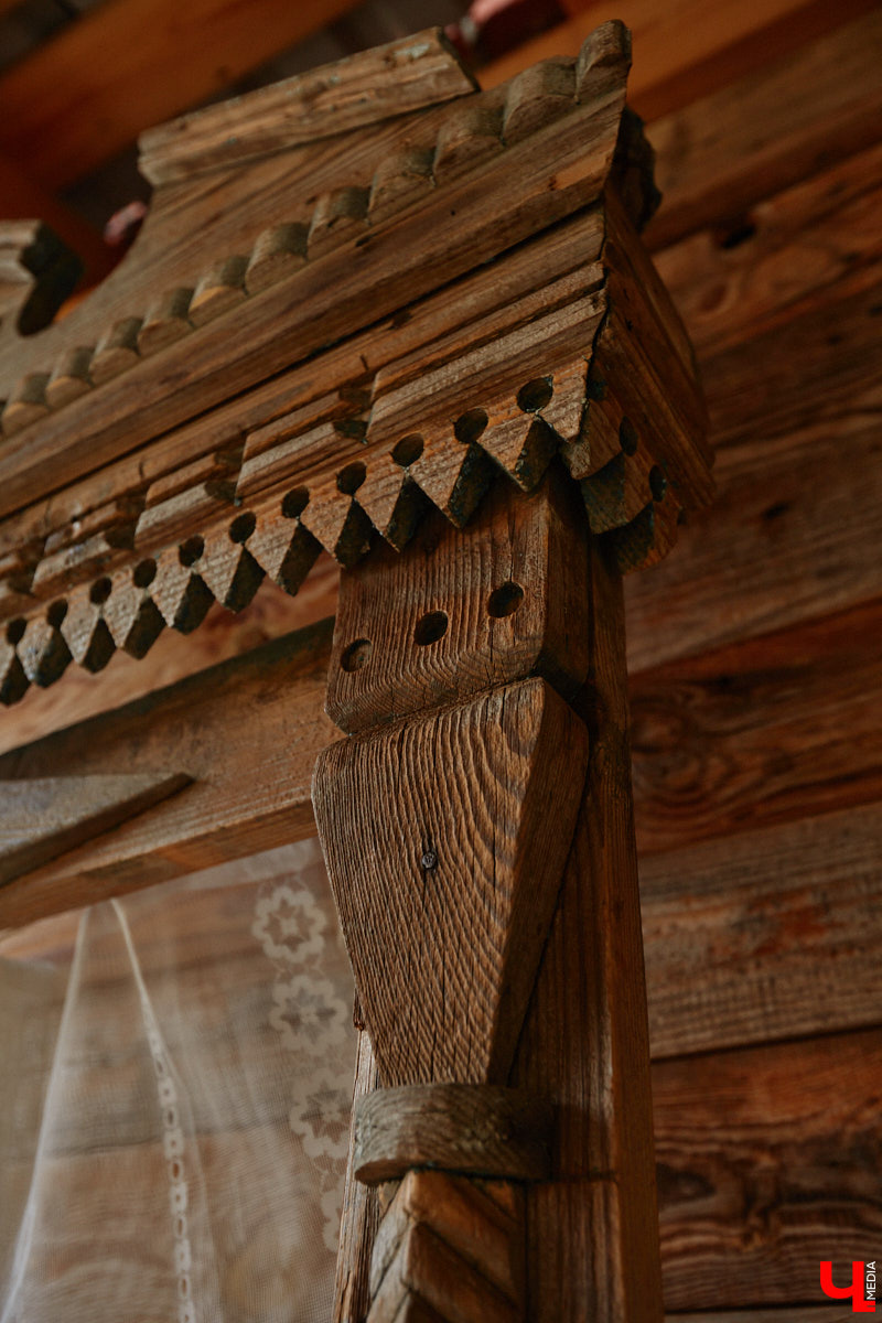 Реставраторы и мастера из местной артели оживляют деревянный раритет с 2023 года. Причем они не только возвращают ему прежний вид и утерянные функции, но также собирают из осколков прошлого, например частей заборов или наличников, авторские изделия. «Ключ-Медиа» навестил их обитель с массой интересных вещиц, сохранивших дух времени.