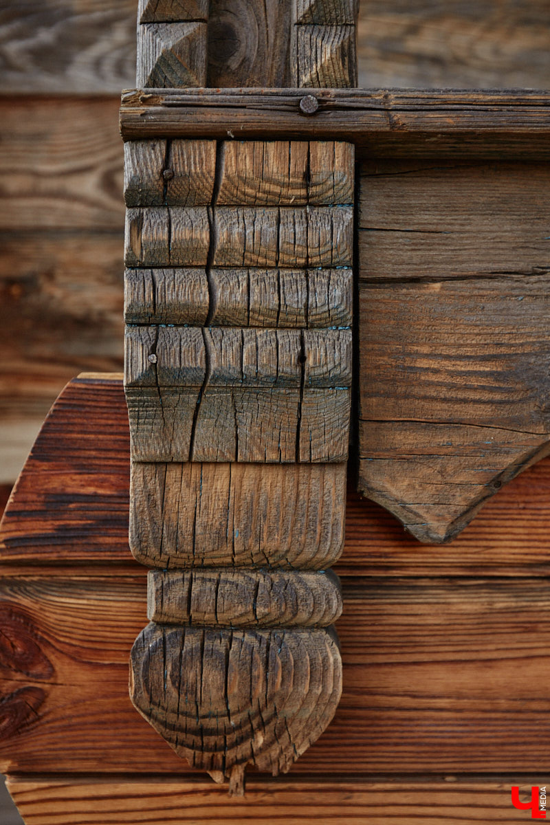 Реставраторы и мастера из местной артели оживляют деревянный раритет с 2023 года. Причем они не только возвращают ему прежний вид и утерянные функции, но также собирают из осколков прошлого, например частей заборов или наличников, авторские изделия. «Ключ-Медиа» навестил их обитель с массой интересных вещиц, сохранивших дух времени.