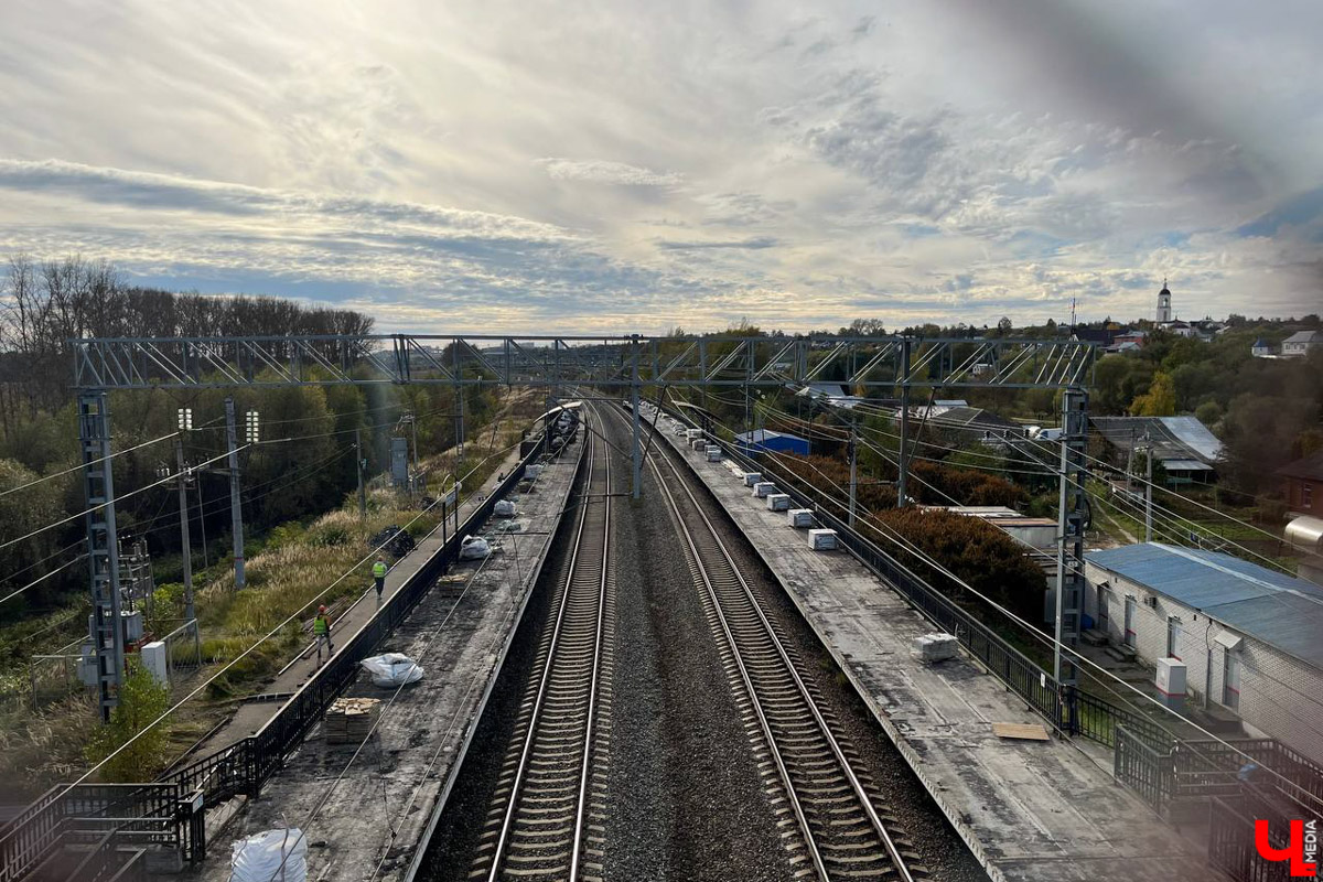 Сезон активных дорожных работ подходит к концу, но новости о транспортной инфраструктуре по-прежнему актуальны. На этой неделе в центре всеобщего внимания ремонт дорог и ж/д платформ. Причем не только во Владимире, но и в туристической Мекке по соседству — Боголюбове. Расскажем обо всем по порядку.