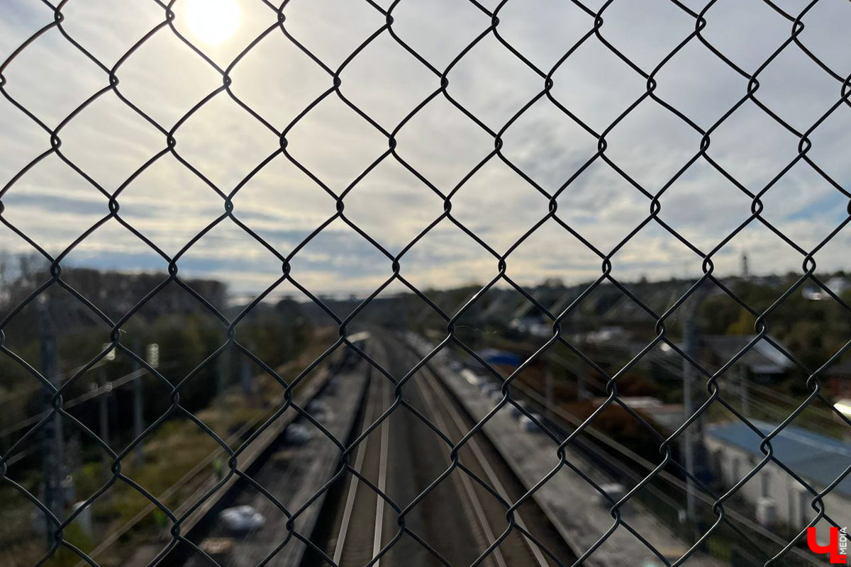 Сезон активных дорожных работ подходит к концу, но новости о транспортной инфраструктуре по-прежнему актуальны. На этой неделе в центре всеобщего внимания ремонт дорог и ж/д платформ. Причем не только во Владимире, но и в туристической Мекке по соседству — Боголюбове. Расскажем обо всем по порядку.