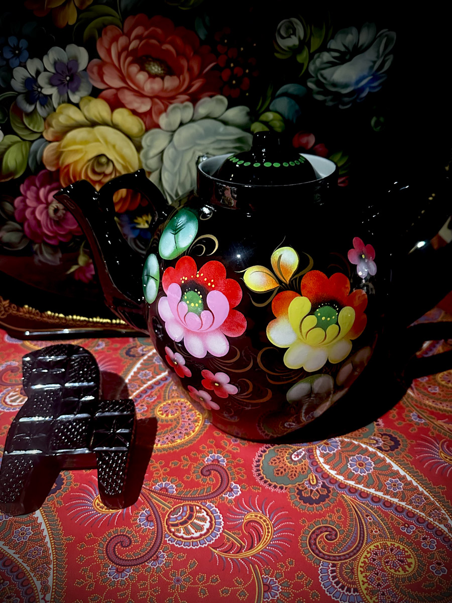 Настоящие эстеты и ценители старины собрались в творческом пространстве под Ковровом. Организатором светской встречи «Русское наследие» стала эксперт по этикету Наталья Старжинская. Хозяйка вечера считает, красивые вещи, старинные и современные, создают уникальную эстетику повседневности и наделяют ее новыми смыслами. У гостей было два задания: соблюсти дресс-код и принести с собой фамильную реликвию из личной коллекции, а вместе с ней и удивительные истории.