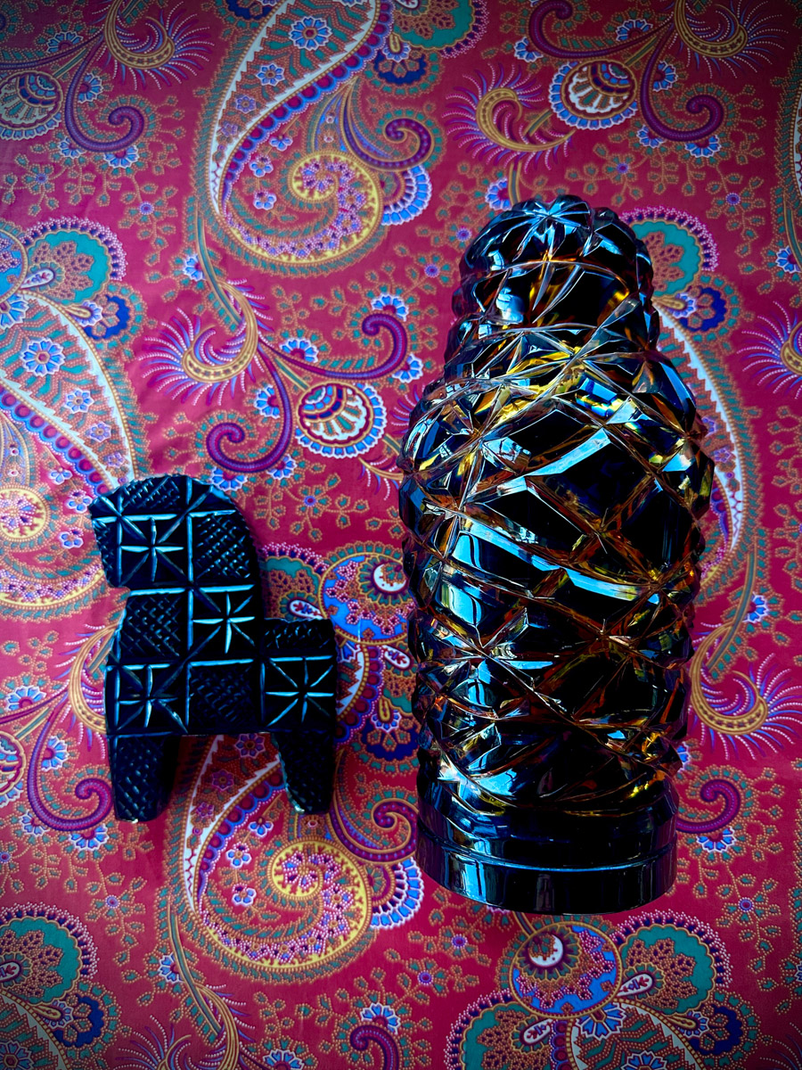 Настоящие эстеты и ценители старины собрались в творческом пространстве под Ковровом. Организатором светской встречи «Русское наследие» стала эксперт по этикету Наталья Старжинская. Хозяйка вечера считает, красивые вещи, старинные и современные, создают уникальную эстетику повседневности и наделяют ее новыми смыслами. У гостей было два задания: соблюсти дресс-код и принести с собой фамильную реликвию из личной коллекции, а вместе с ней и удивительные истории.