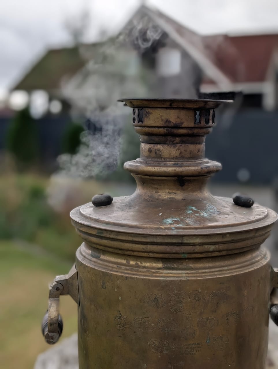 Настоящие эстеты и ценители старины собрались в творческом пространстве под Ковровом. Организатором светской встречи «Русское наследие» стала эксперт по этикету Наталья Старжинская. Хозяйка вечера считает, красивые вещи, старинные и современные, создают уникальную эстетику повседневности и наделяют ее новыми смыслами. У гостей было два задания: соблюсти дресс-код и принести с собой фамильную реликвию из личной коллекции, а вместе с ней и удивительные истории.