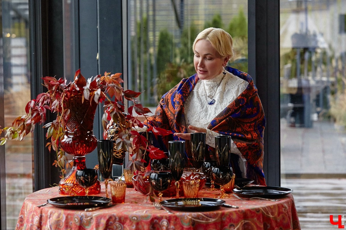 Настоящие эстеты и ценители старины собрались в творческом пространстве под Ковровом. Организатором светской встречи «Русское наследие» стала эксперт по этикету Наталья Старжинская. Хозяйка вечера считает, красивые вещи, старинные и современные, создают уникальную эстетику повседневности и наделяют ее новыми смыслами. У гостей было два задания: соблюсти дресс-код и принести с собой фамильную реликвию из личной коллекции, а вместе с ней и удивительные истории.