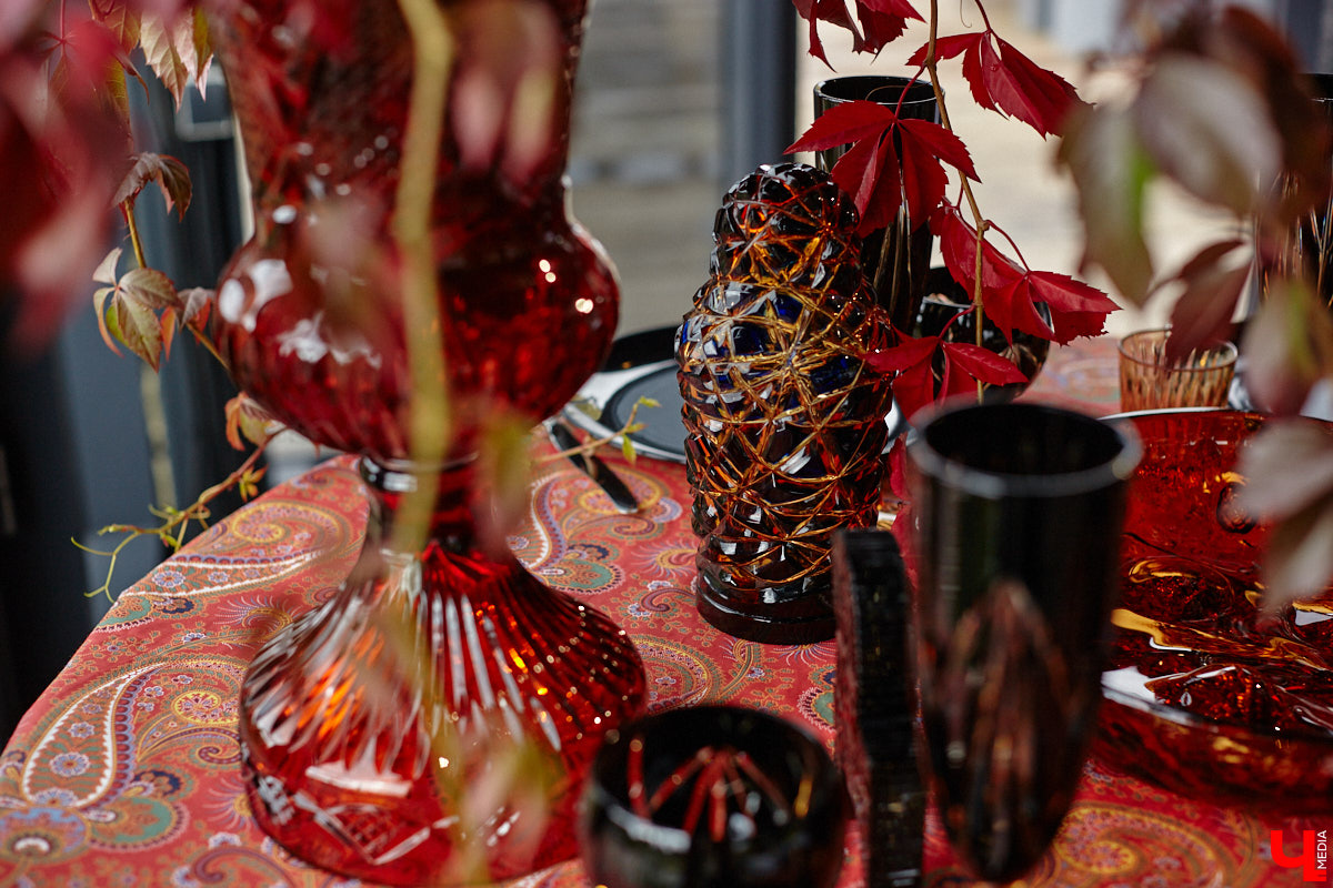 Настоящие эстеты и ценители старины собрались в творческом пространстве под Ковровом. Организатором светской встречи «Русское наследие» стала эксперт по этикету Наталья Старжинская. Хозяйка вечера считает, красивые вещи, старинные и современные, создают уникальную эстетику повседневности и наделяют ее новыми смыслами. У гостей было два задания: соблюсти дресс-код и принести с собой фамильную реликвию из личной коллекции, а вместе с ней и удивительные истории.