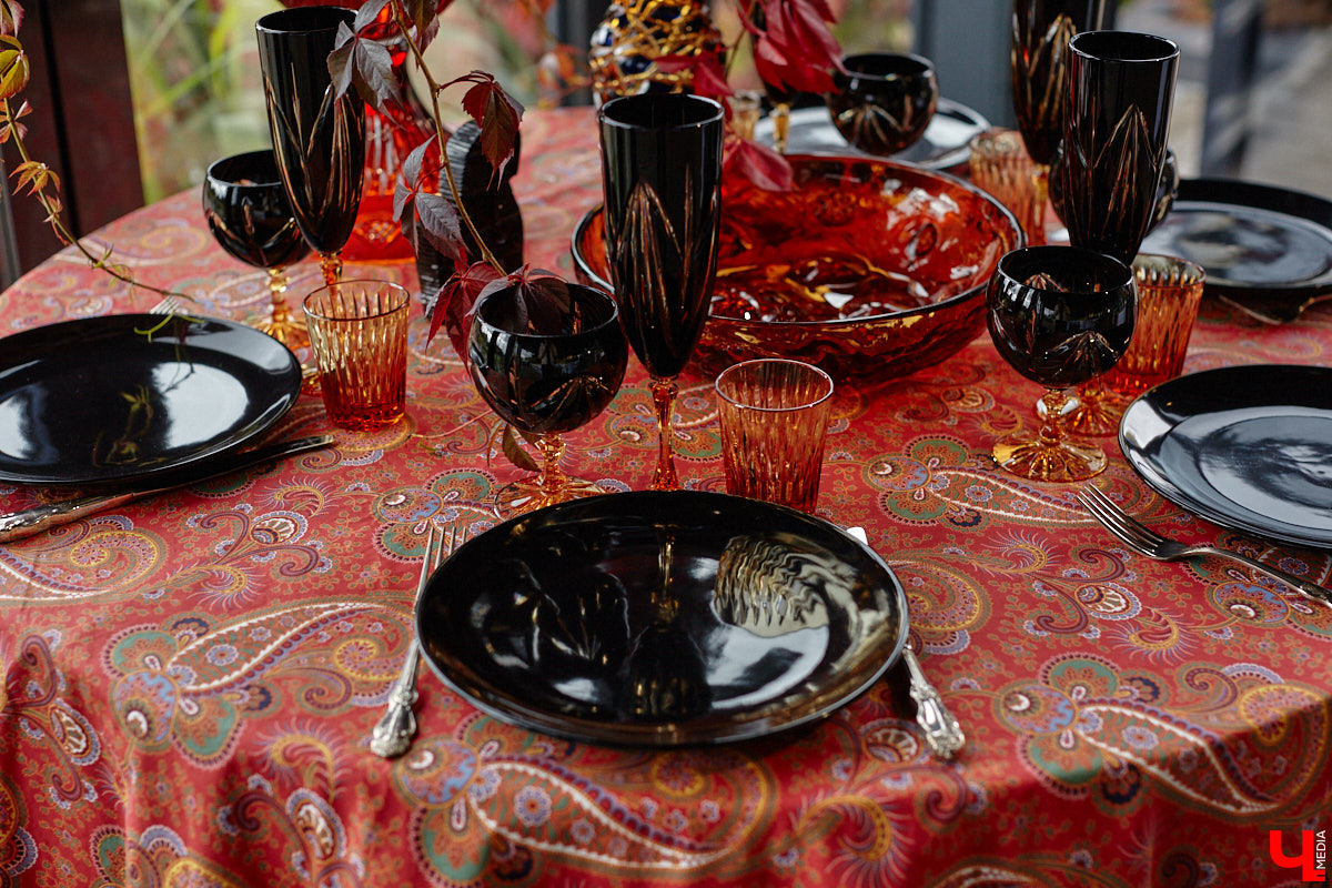 Настоящие эстеты и ценители старины собрались в творческом пространстве под Ковровом. Организатором светской встречи «Русское наследие» стала эксперт по этикету Наталья Старжинская. Хозяйка вечера считает, красивые вещи, старинные и современные, создают уникальную эстетику повседневности и наделяют ее новыми смыслами. У гостей было два задания: соблюсти дресс-код и принести с собой фамильную реликвию из личной коллекции, а вместе с ней и удивительные истории.