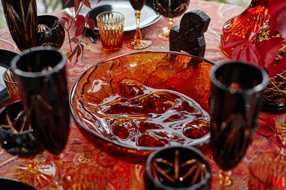 Настоящие эстеты и ценители старины собрались в творческом пространстве под Ковровом. Организатором светской встречи «Русское наследие» стала эксперт по этикету Наталья Старжинская. Хозяйка вечера считает, красивые вещи, старинные и современные, создают уникальную эстетику повседневности и наделяют ее новыми смыслами. У гостей было два задания: соблюсти дресс-код и принести с собой фамильную реликвию из личной коллекции, а вместе с ней и удивительные истории.