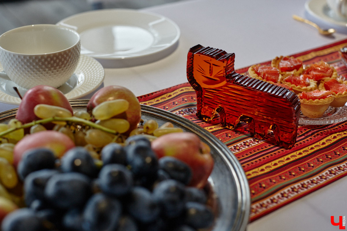 Настоящие эстеты и ценители старины собрались в творческом пространстве под Ковровом. Организатором светской встречи «Русское наследие» стала эксперт по этикету Наталья Старжинская. Хозяйка вечера считает, красивые вещи, старинные и современные, создают уникальную эстетику повседневности и наделяют ее новыми смыслами. У гостей было два задания: соблюсти дресс-код и принести с собой фамильную реликвию из личной коллекции, а вместе с ней и удивительные истории.