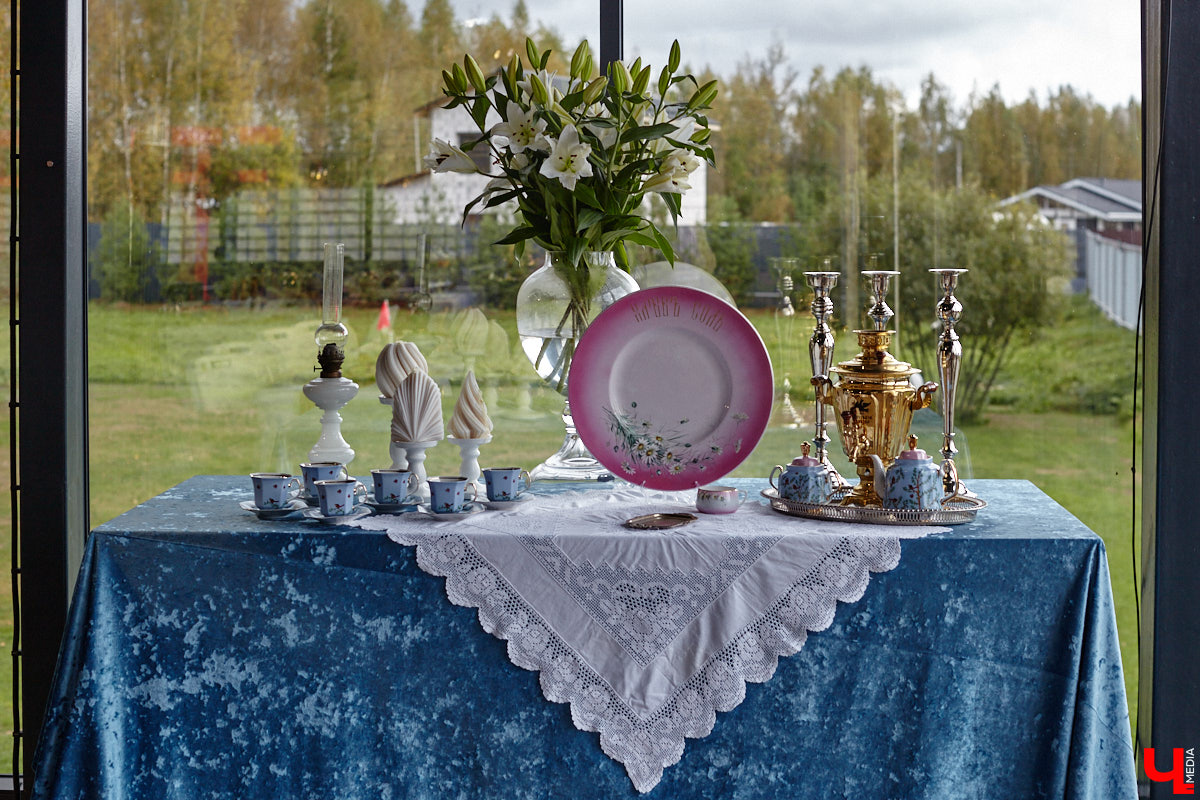 Настоящие эстеты и ценители старины собрались в творческом пространстве под Ковровом. Организатором светской встречи «Русское наследие» стала эксперт по этикету Наталья Старжинская. Хозяйка вечера считает, красивые вещи, старинные и современные, создают уникальную эстетику повседневности и наделяют ее новыми смыслами. У гостей было два задания: соблюсти дресс-код и принести с собой фамильную реликвию из личной коллекции, а вместе с ней и удивительные истории.