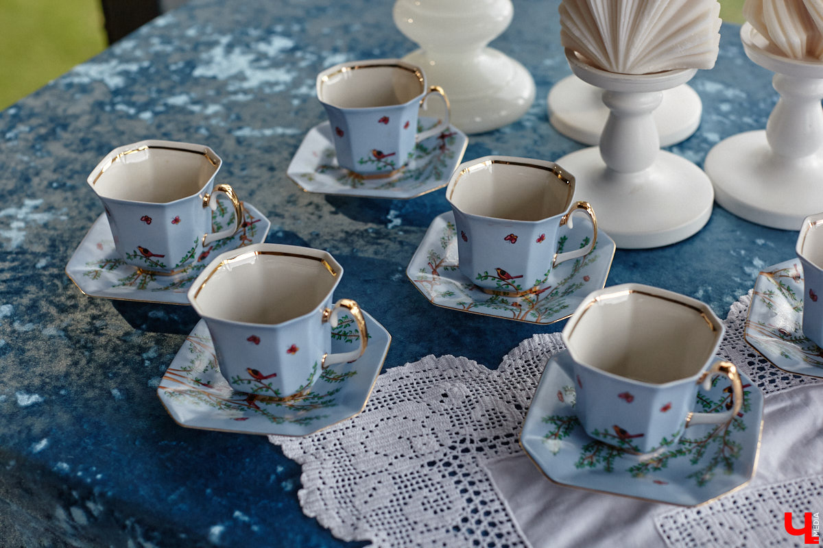 Настоящие эстеты и ценители старины собрались в творческом пространстве под Ковровом. Организатором светской встречи «Русское наследие» стала эксперт по этикету Наталья Старжинская. Хозяйка вечера считает, красивые вещи, старинные и современные, создают уникальную эстетику повседневности и наделяют ее новыми смыслами. У гостей было два задания: соблюсти дресс-код и принести с собой фамильную реликвию из личной коллекции, а вместе с ней и удивительные истории.