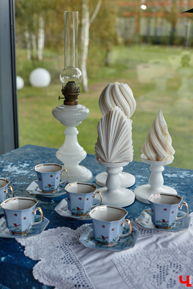 Настоящие эстеты и ценители старины собрались в творческом пространстве под Ковровом. Организатором светской встречи «Русское наследие» стала эксперт по этикету Наталья Старжинская. Хозяйка вечера считает, красивые вещи, старинные и современные, создают уникальную эстетику повседневности и наделяют ее новыми смыслами. У гостей было два задания: соблюсти дресс-код и принести с собой фамильную реликвию из личной коллекции, а вместе с ней и удивительные истории.