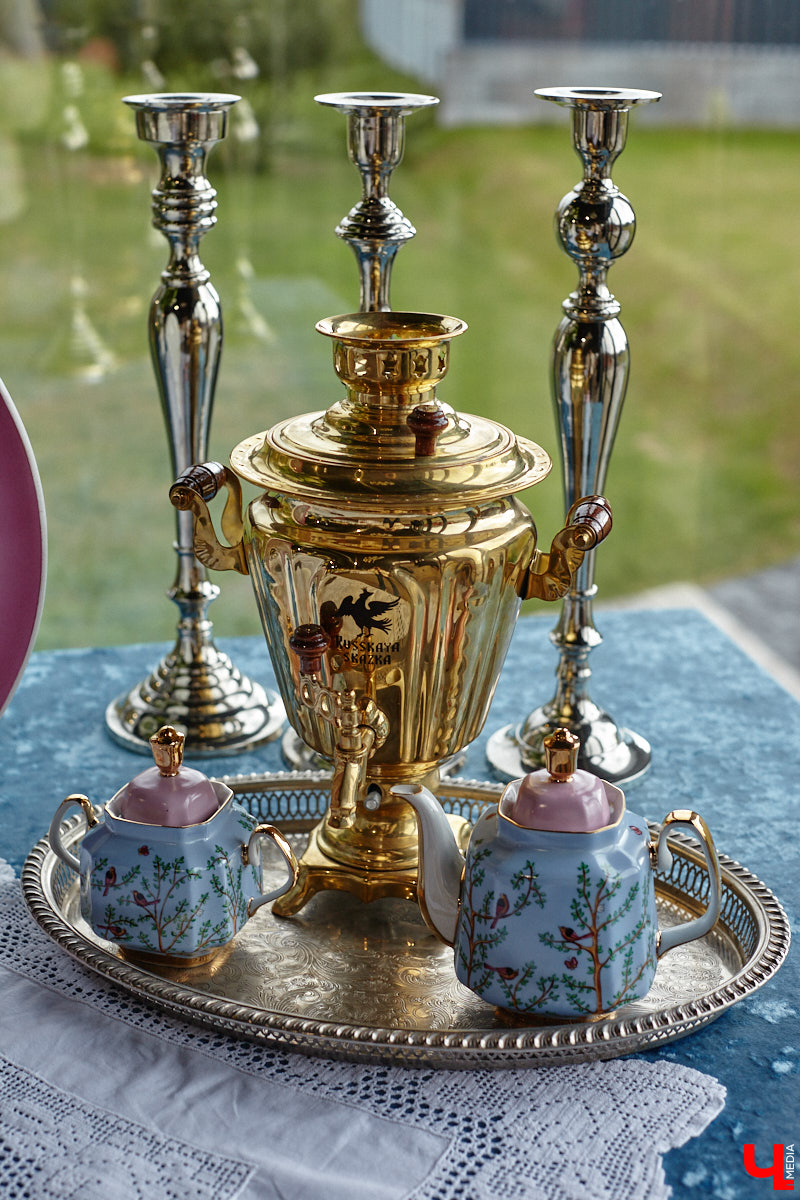 Настоящие эстеты и ценители старины собрались в творческом пространстве под Ковровом. Организатором светской встречи «Русское наследие» стала эксперт по этикету Наталья Старжинская. Хозяйка вечера считает, красивые вещи, старинные и современные, создают уникальную эстетику повседневности и наделяют ее новыми смыслами. У гостей было два задания: соблюсти дресс-код и принести с собой фамильную реликвию из личной коллекции, а вместе с ней и удивительные истории.