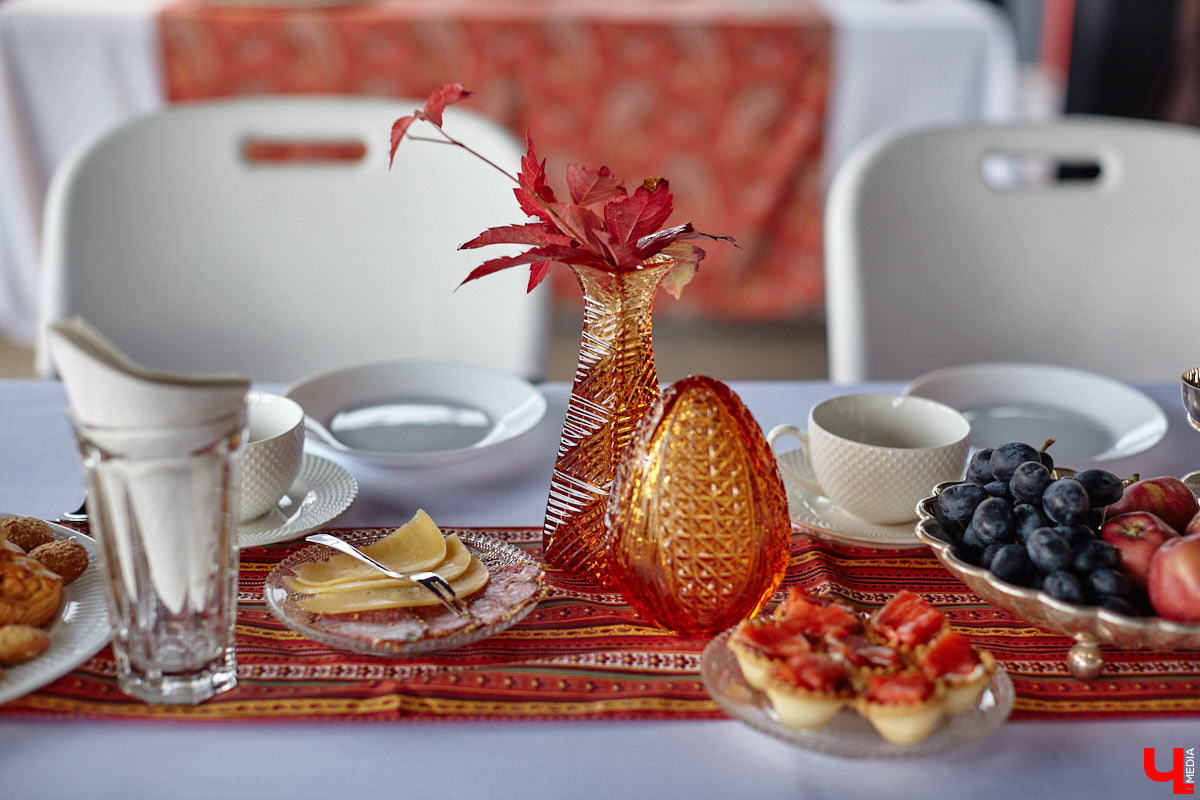 Настоящие эстеты и ценители старины собрались в творческом пространстве под Ковровом. Организатором светской встречи «Русское наследие» стала эксперт по этикету Наталья Старжинская. Хозяйка вечера считает, красивые вещи, старинные и современные, создают уникальную эстетику повседневности и наделяют ее новыми смыслами. У гостей было два задания: соблюсти дресс-код и принести с собой фамильную реликвию из личной коллекции, а вместе с ней и удивительные истории.