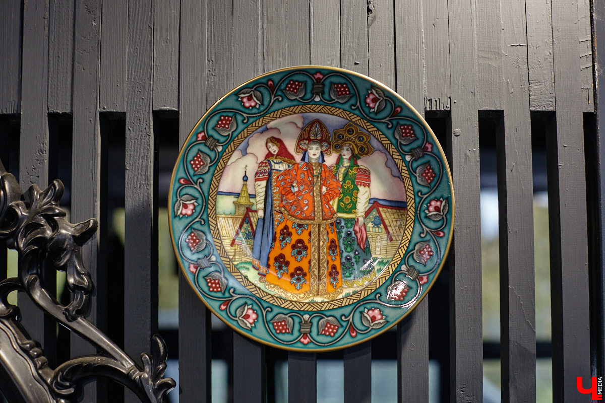 Настоящие эстеты и ценители старины собрались в творческом пространстве под Ковровом. Организатором светской встречи «Русское наследие» стала эксперт по этикету Наталья Старжинская. Хозяйка вечера считает, красивые вещи, старинные и современные, создают уникальную эстетику повседневности и наделяют ее новыми смыслами. У гостей было два задания: соблюсти дресс-код и принести с собой фамильную реликвию из личной коллекции, а вместе с ней и удивительные истории.