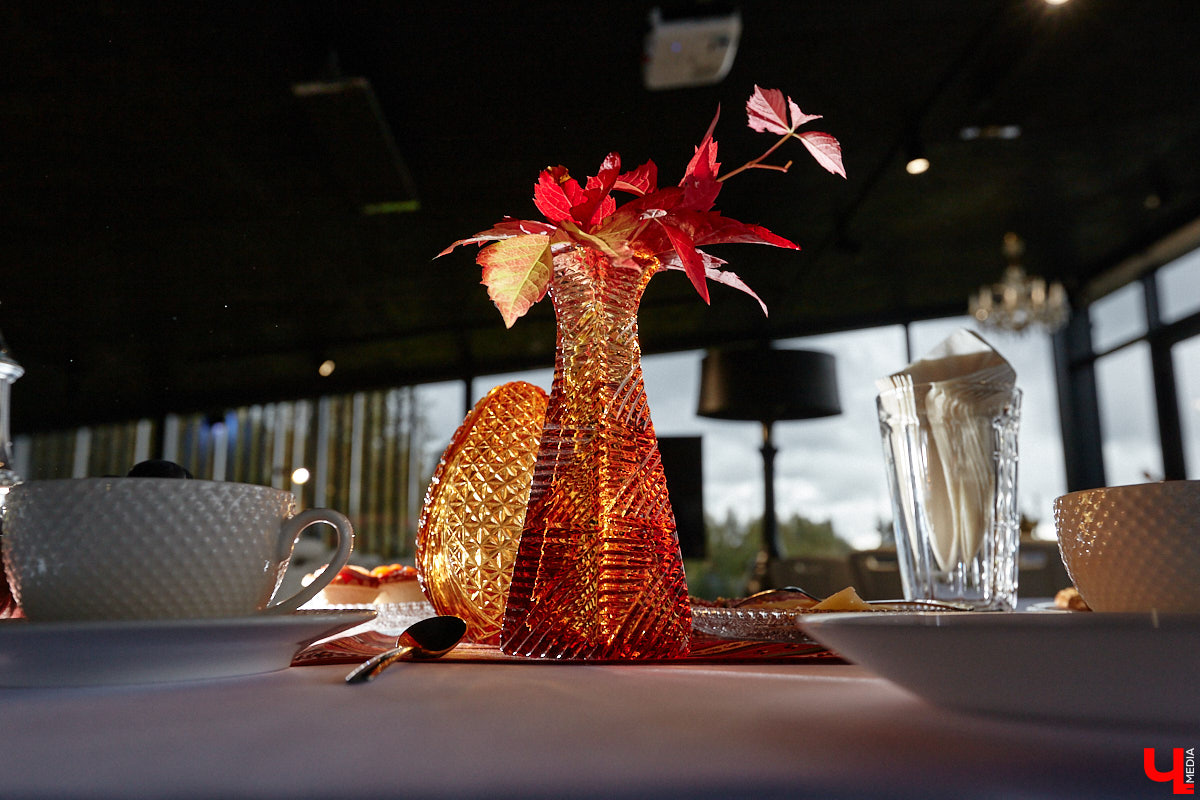 Настоящие эстеты и ценители старины собрались в творческом пространстве под Ковровом. Организатором светской встречи «Русское наследие» стала эксперт по этикету Наталья Старжинская. Хозяйка вечера считает, красивые вещи, старинные и современные, создают уникальную эстетику повседневности и наделяют ее новыми смыслами. У гостей было два задания: соблюсти дресс-код и принести с собой фамильную реликвию из личной коллекции, а вместе с ней и удивительные истории.