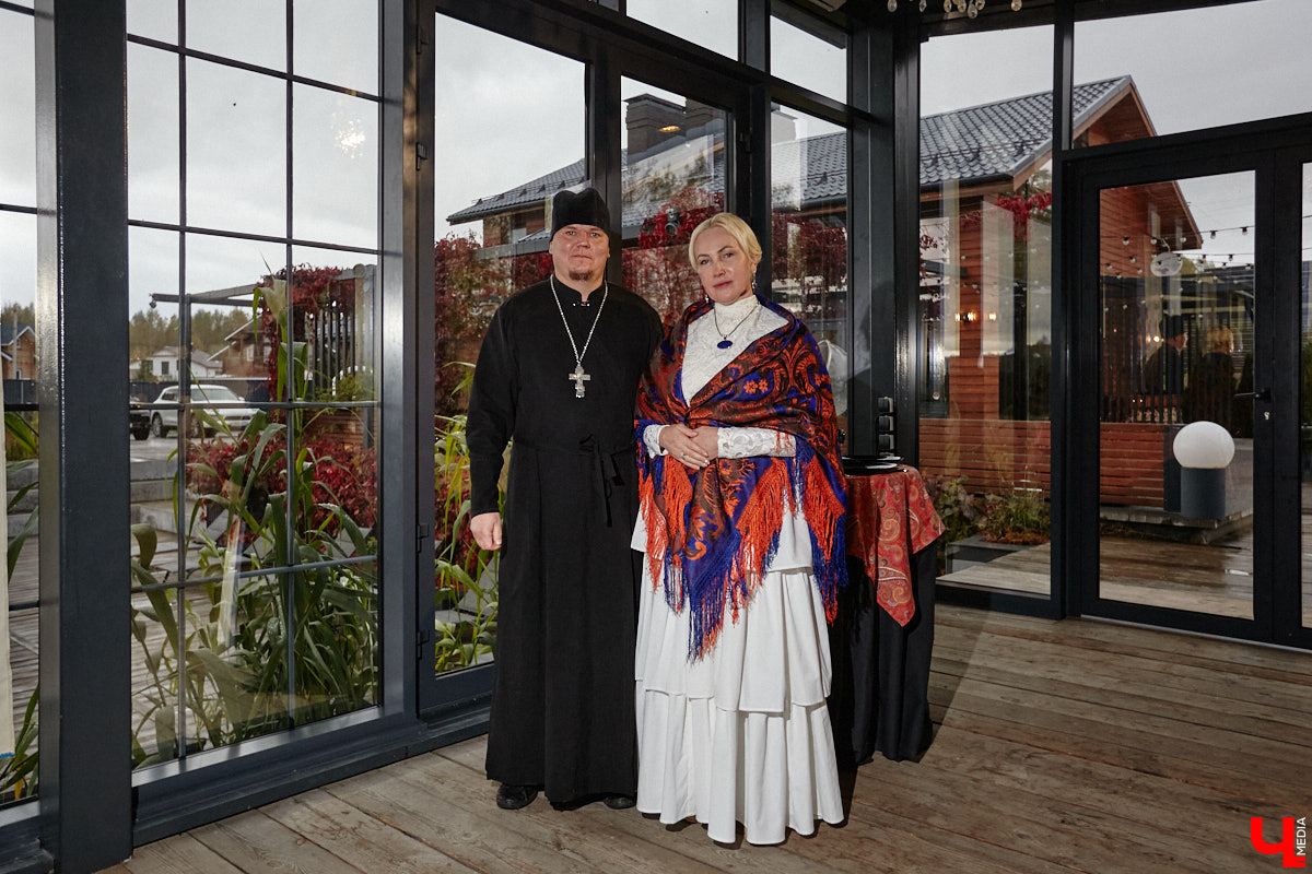 Настоящие эстеты и ценители старины собрались в творческом пространстве под Ковровом. Организатором светской встречи «Русское наследие» стала эксперт по этикету Наталья Старжинская. Хозяйка вечера считает, красивые вещи, старинные и современные, создают уникальную эстетику повседневности и наделяют ее новыми смыслами. У гостей было два задания: соблюсти дресс-код и принести с собой фамильную реликвию из личной коллекции, а вместе с ней и удивительные истории.