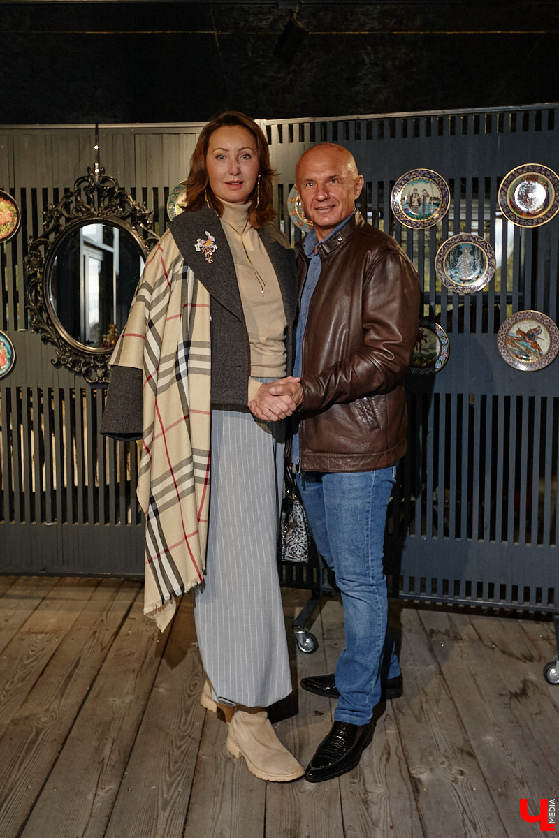 Настоящие эстеты и ценители старины собрались в творческом пространстве под Ковровом. Организатором светской встречи «Русское наследие» стала эксперт по этикету Наталья Старжинская. Хозяйка вечера считает, красивые вещи, старинные и современные, создают уникальную эстетику повседневности и наделяют ее новыми смыслами. У гостей было два задания: соблюсти дресс-код и принести с собой фамильную реликвию из личной коллекции, а вместе с ней и удивительные истории.