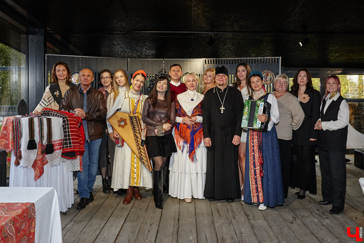 Настоящие эстеты и ценители старины собрались в творческом пространстве под Ковровом. Организатором светской встречи «Русское наследие» стала эксперт по этикету Наталья Старжинская. Хозяйка вечера считает, красивые вещи, старинные и современные, создают уникальную эстетику повседневности и наделяют ее новыми смыслами. У гостей было два задания: соблюсти дресс-код и принести с собой фамильную реликвию из личной коллекции, а вместе с ней и удивительные истории.